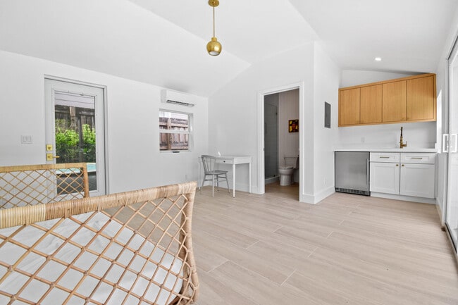 Building Photo - 845 Sunset Rd