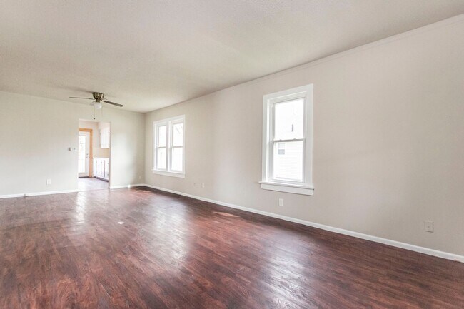Building Photo - Spacious 2 bedroom 1 bath home