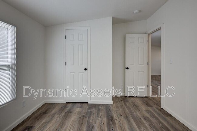 Building Photo - 705 N Cayuga St