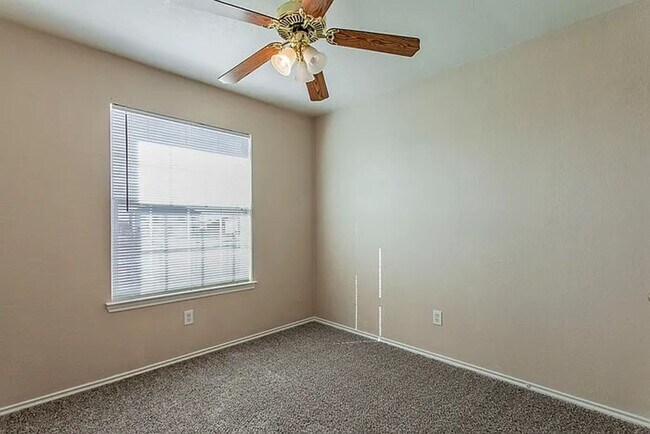 Building Photo - 3 BED / 2 Bath  AVAILABLE END OF JANUARY