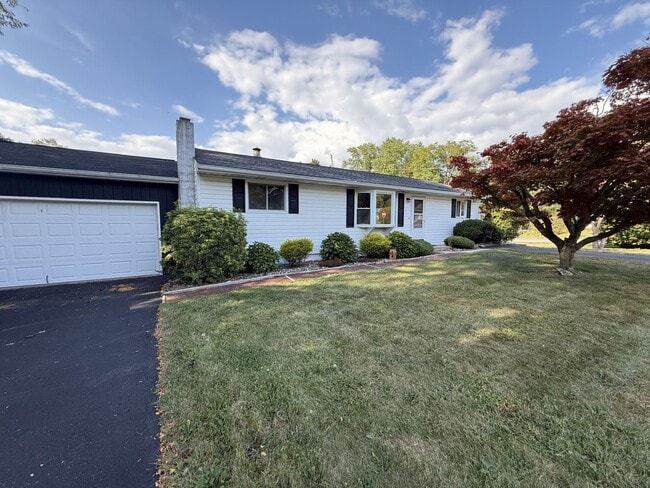 Building Photo - Spacious Rural Ranch!