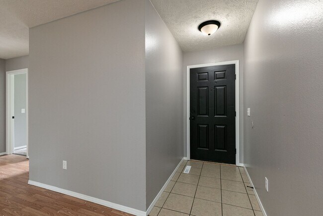 Building Photo - REMODELED 3 Bedroom | 2 Bathroom | 2 Car G...