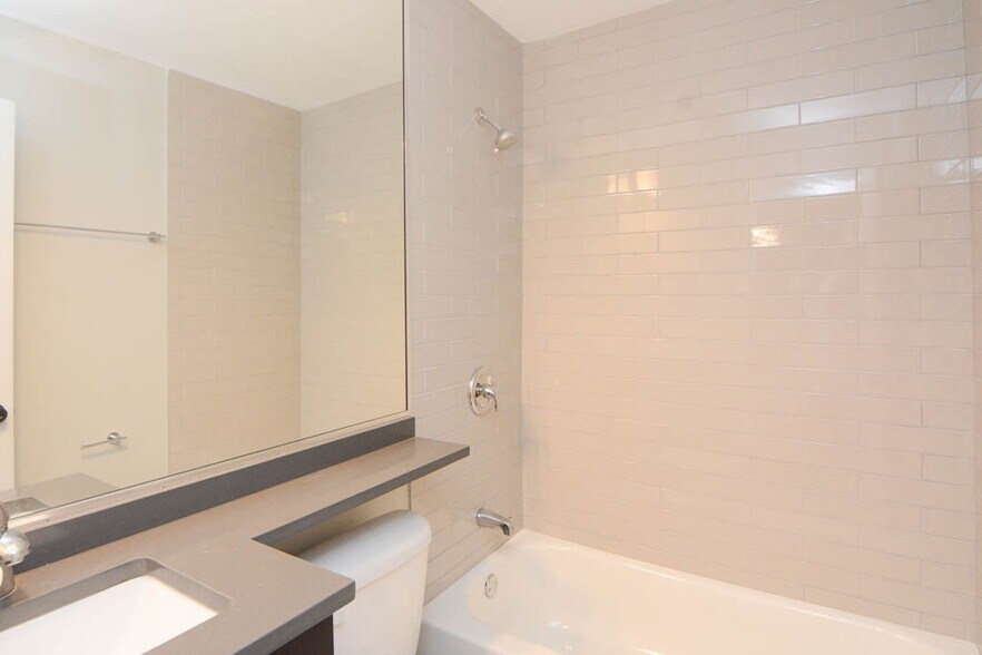 Building Photo - 535 W Surf St