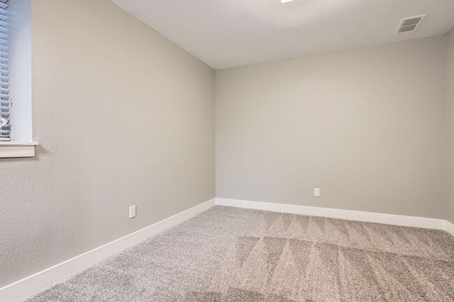 Building Photo - 4 Bed, 2 Bath Duplex – Bright, Stylish, Mo...