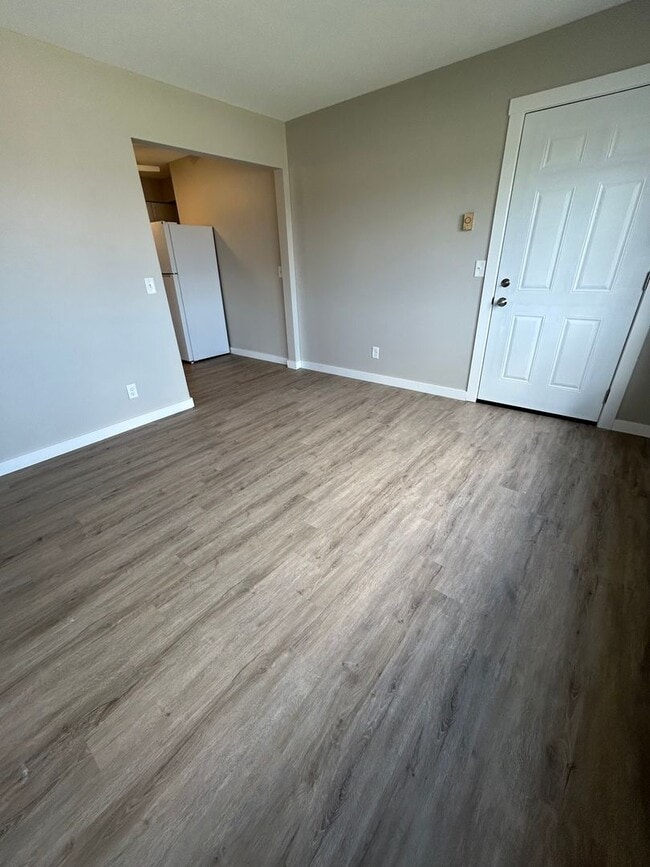 Building Photo - Recently Renovated 2 Bedroom Apartment