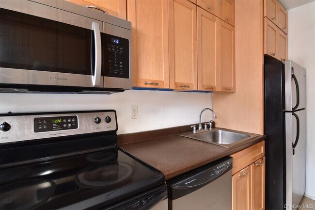 Building Photo - 140 N Broadway