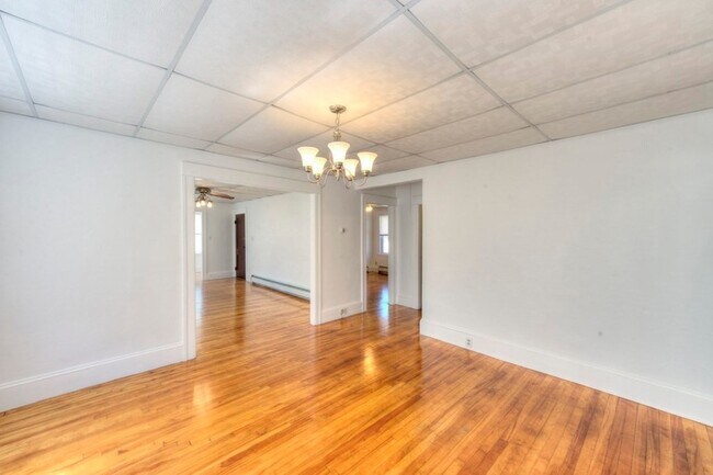 Building Photo - 377 Chandler St
