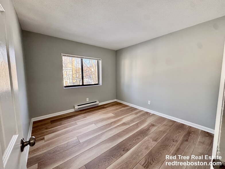 Building Photo - 837 River St