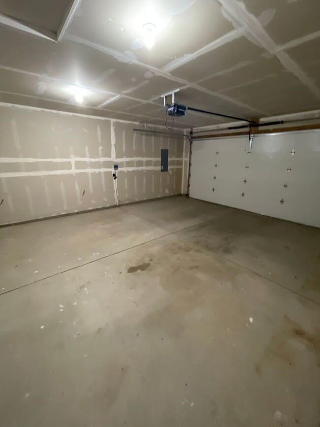 Building Photo - ***COMING SOON 11/2025*** Welcome Home to this 3 bedroom 2 bath