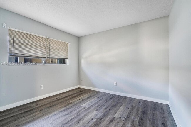 Building Photo - 15205 NE 6th Ave