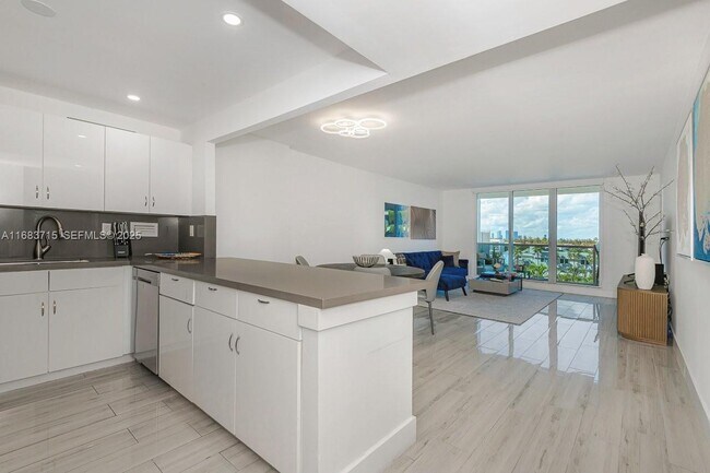 Building Photo - 2301 Collins Ave