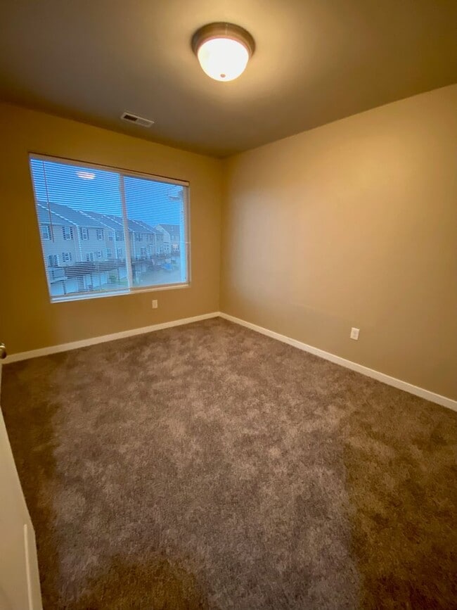 Building Photo - Sublease - 3 Bedroom Ankeny Townhome Avail...