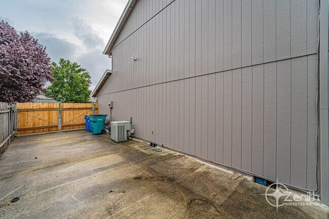 Building Photo - 10404 NE 65th Ave