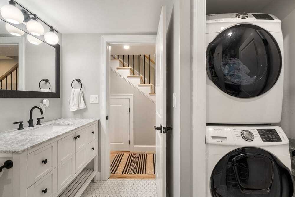 Building Photo - 142 W 8th St