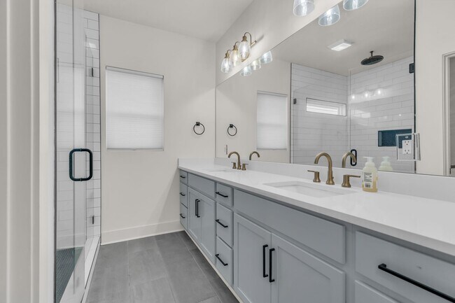 Building Photo - 715 32nd Ave N