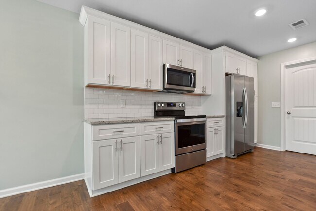 Building Photo - Pet Friendly Three Bedroom!