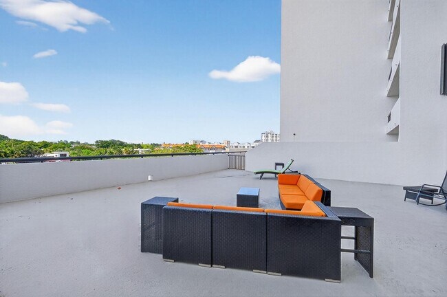 Building Photo - 2555 Collins Ave