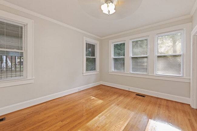 Building Photo - 1015 S Hawthorne Rd