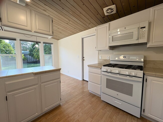 Building Photo - Charming Palo Alto Home with Beautiful Landscaping!