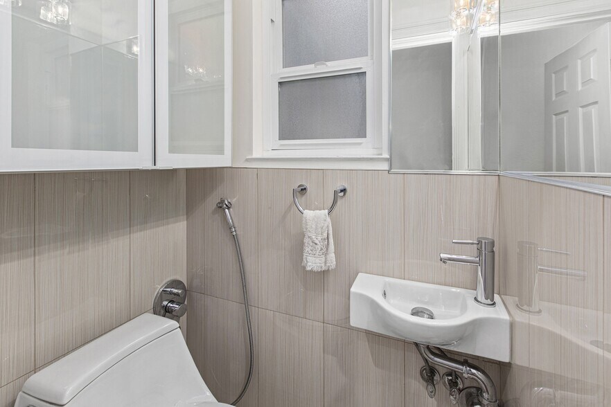 Building Photo - 548 25th Ave