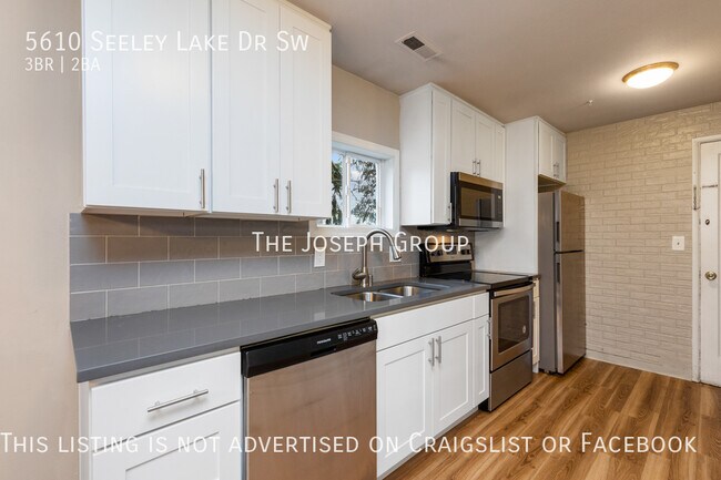 Building Photo - Beautifully updated 3 bed/2 bath in Lakewood!