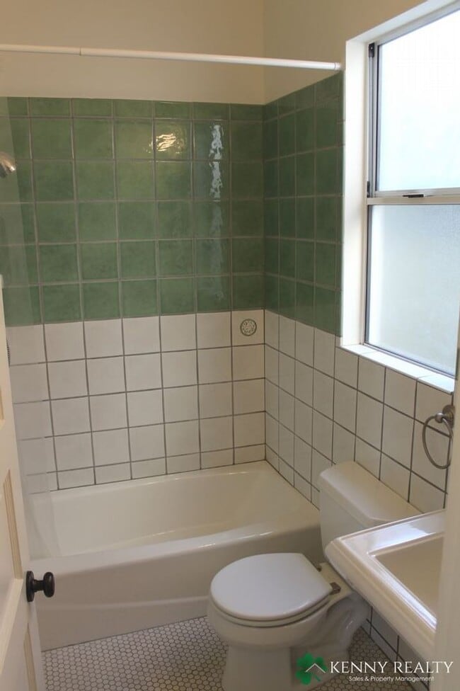 Building Photo - Coming Soon: Top Floor Flat with Updated K...