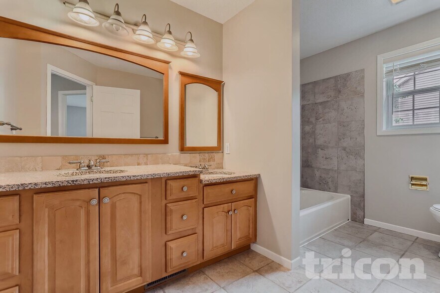 Building Photo - 15012 Viewcrest Ln