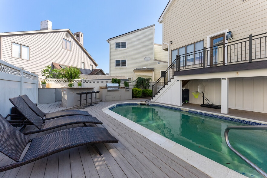 Building Photo - 7600 Bayshore Dr