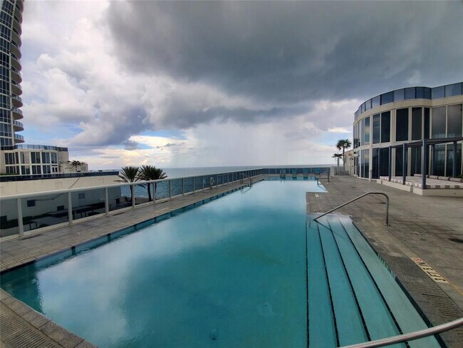 Building Photo - 15901 Collins Ave