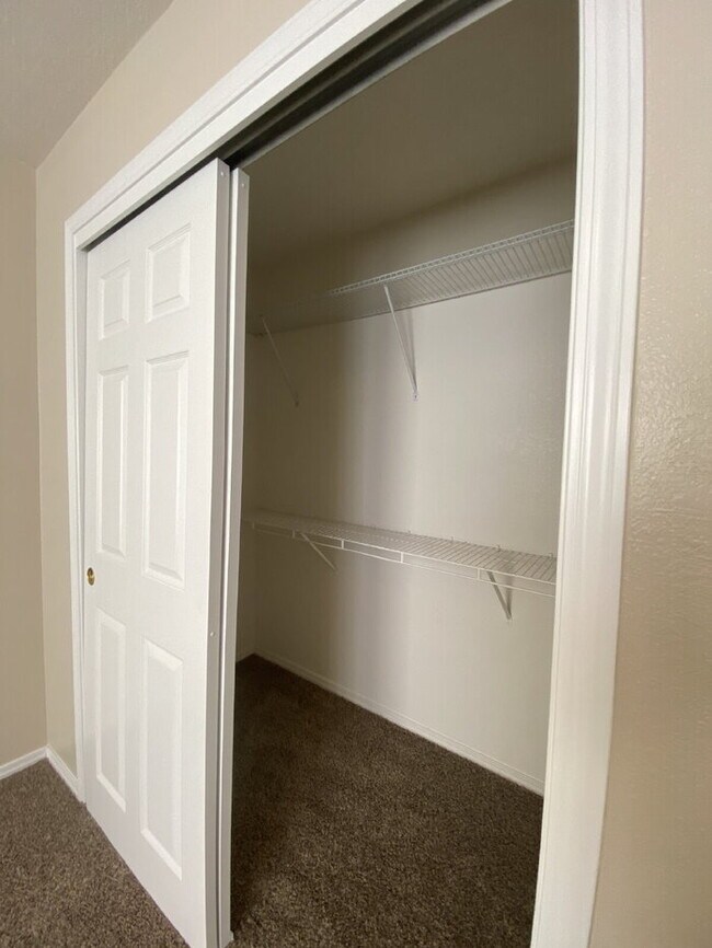 Building Photo - COMMUNITY POOL - LARGE 4 BEDROOM - Master Upstairs