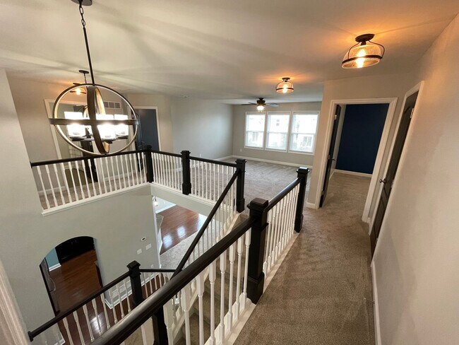 Building Photo - Large East Jefferson Home