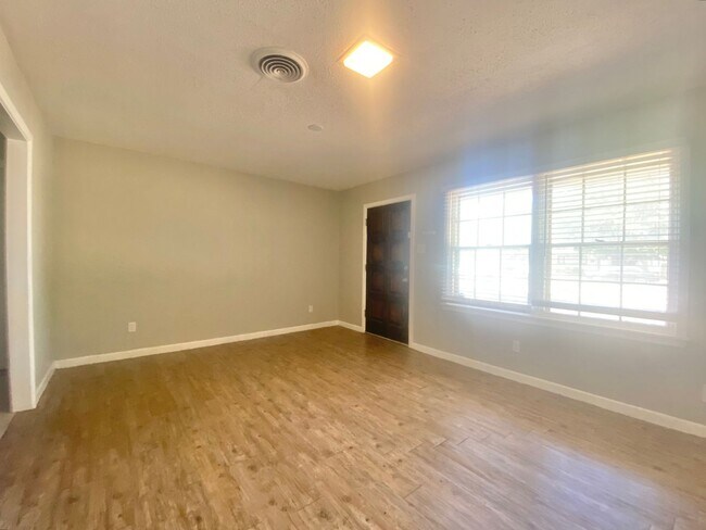 Building Photo - NOW AVAILABLE - Great 3 bedroom 2 bath nea...