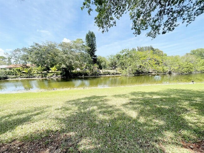 Building Photo - 285 River Bluff Ln