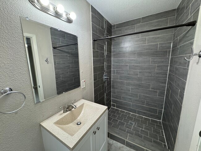 Building Photo - 406 Hillcrest St