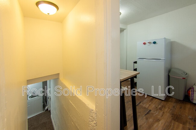 Building Photo - 516 E 6th St