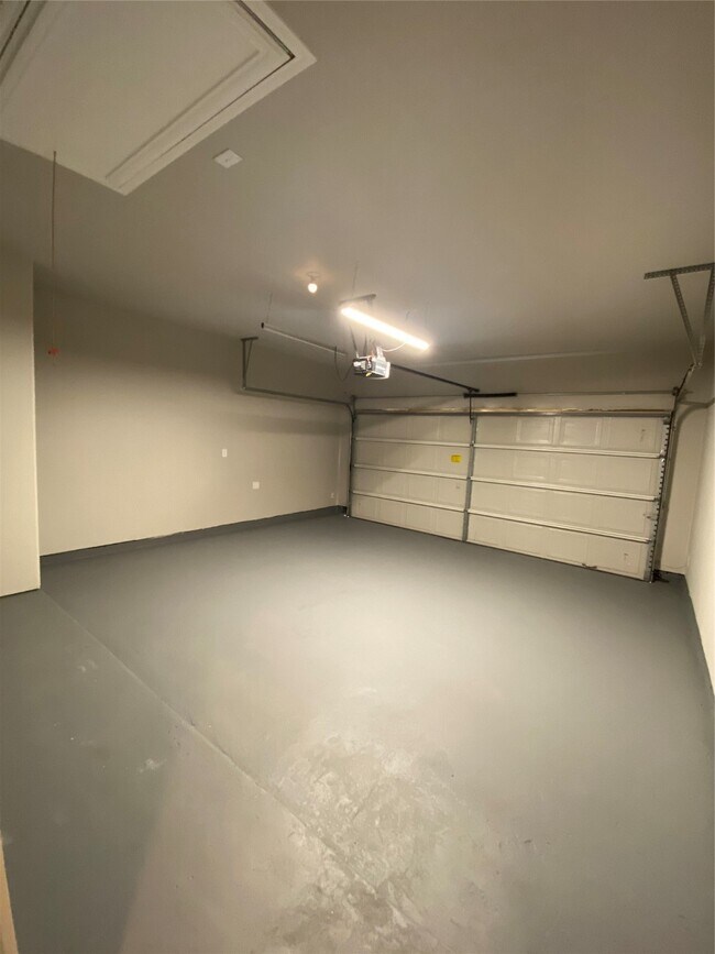 Building Photo - 16620 Merry Pines Dr
