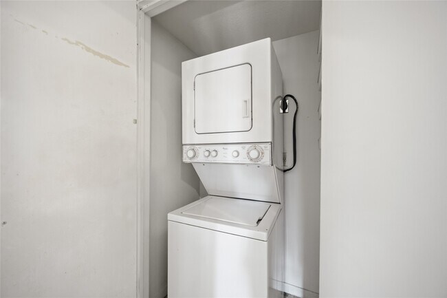 Building Photo - 8055 Cambridge St