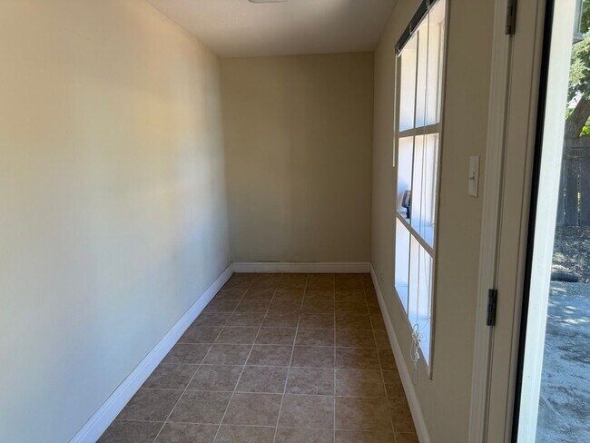 Building Photo - Pleasant Living in Pleasant Hill