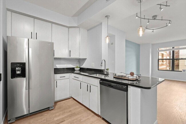 Building Photo - 1001 L St NW