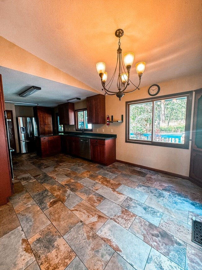 Building Photo - Peaceful Country Living on Over 3 Acres in South Eugene!