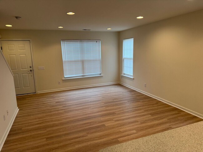 Building Photo - Coldwater Crossing 2 Bedroom 1.5 Bath end unit townhome for rent $1850/month