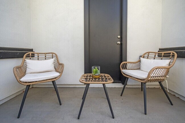 Building Photo - 6612 W Paradise Ln