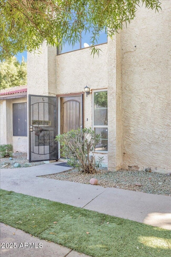 Building Photo - 2437 E Tracy Ln