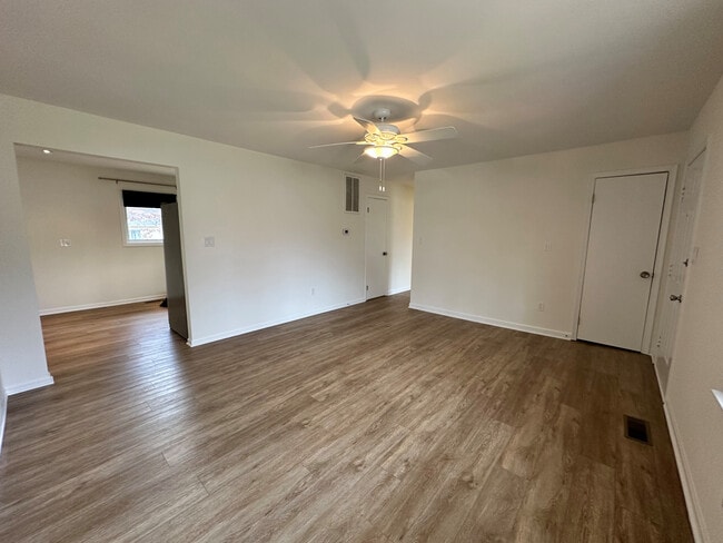 Building Photo - 310 Azalia Dr