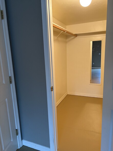 Walk in closet - 1964 W King Ave