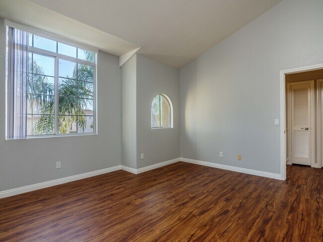 Building Photo - TOTALLY REMODELED, BLOCKS TO THE BEACH!