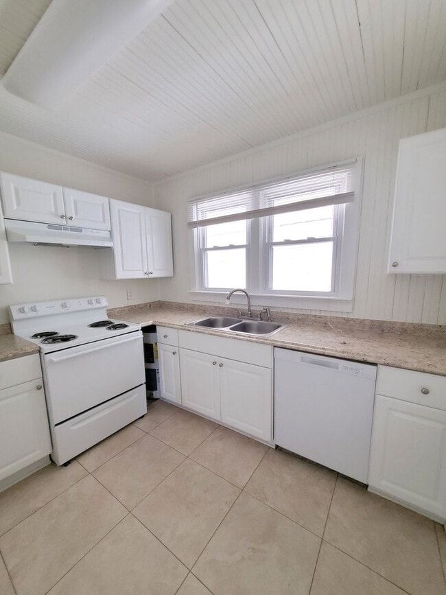 Building Photo - 369 Lincoln Ave