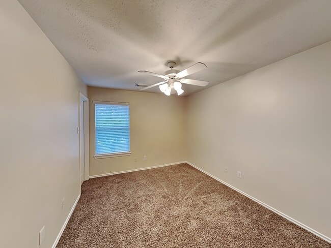 Building Photo - 410 Sun River Ln