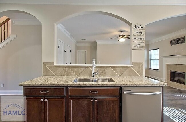 Building Photo - 220 Fairview Dr NE