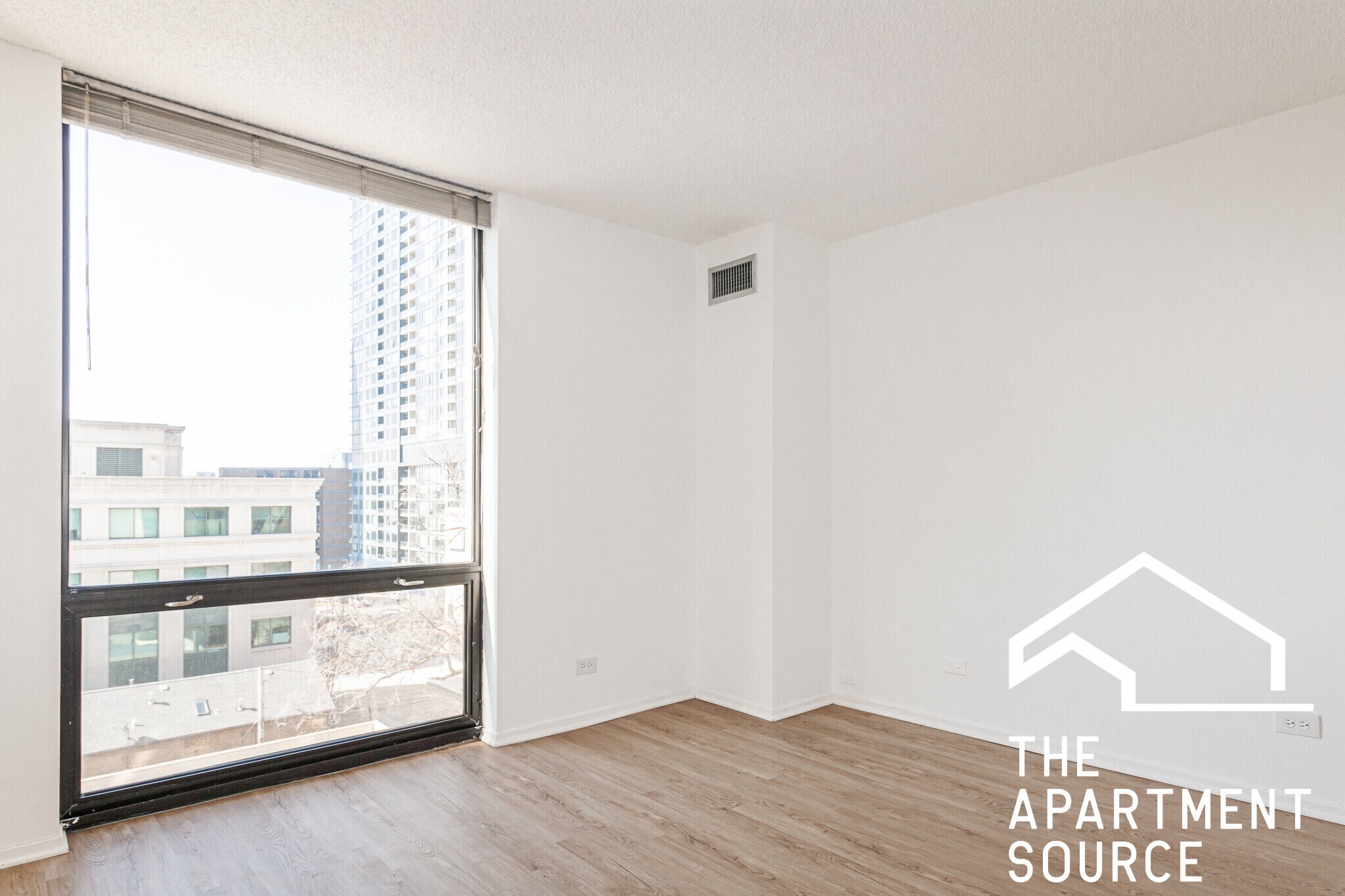 Building Photo - 1120 N La Salle Dr